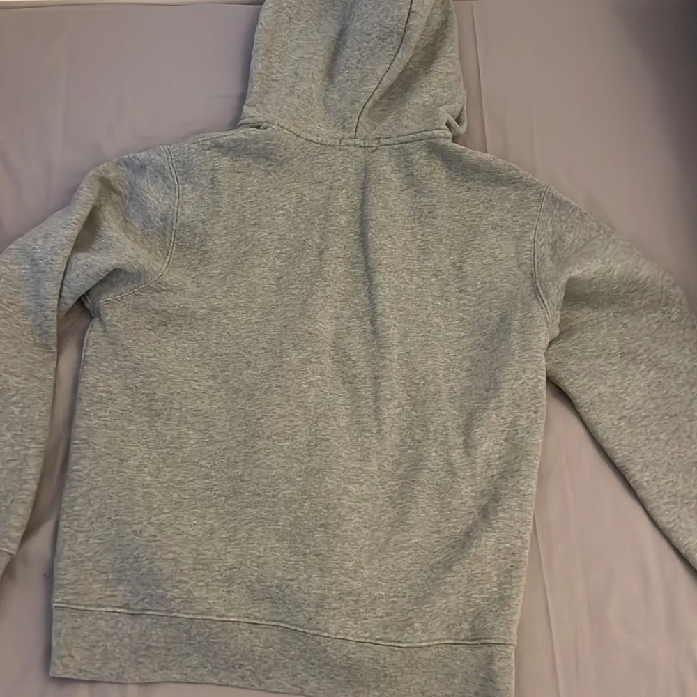 Koftan är köpt i New york, jag har endast använt koftan 3-4 gånger då jag glömde att jag hade den under hela vintern och nu så passar den inte.  . Hoodies.