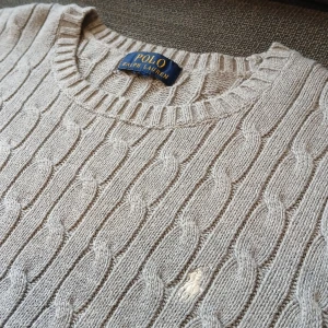 Kabelstickad Ralph Lauren - Tjena säljer nu min riktigt snygga kabelstickade Ralph Lauren i nyskick. Den är riktigt snygg och har såklart inga defekter eller hål. Den är dessutom inte alls uttöjd. Den är för både killar och tjejer. Den kostar 2000 kr ny men säljer för bara 499!