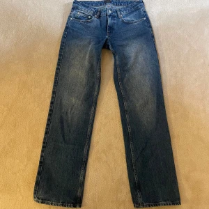 Lågmidjade jeans från nelly - Lågmidjade raka jeans från Nelly i nästintill nyskick. Storlek 34 och kostar 599 nya❤️‍🔥