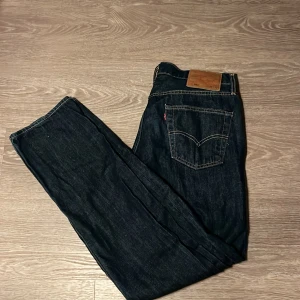 Levis 501 jeans  - Levis jeans 501 i mörkblå, storlek 30/32. Säljer för ja inte använder dom längre, använd fåtal gånger. 