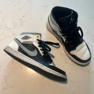 Air Jordan 1 Mid ‘White Shadow’, finns tecken på användning på sulan. Använda fåtal gånger. Pris kan diskuteras, frakt tillkommer.