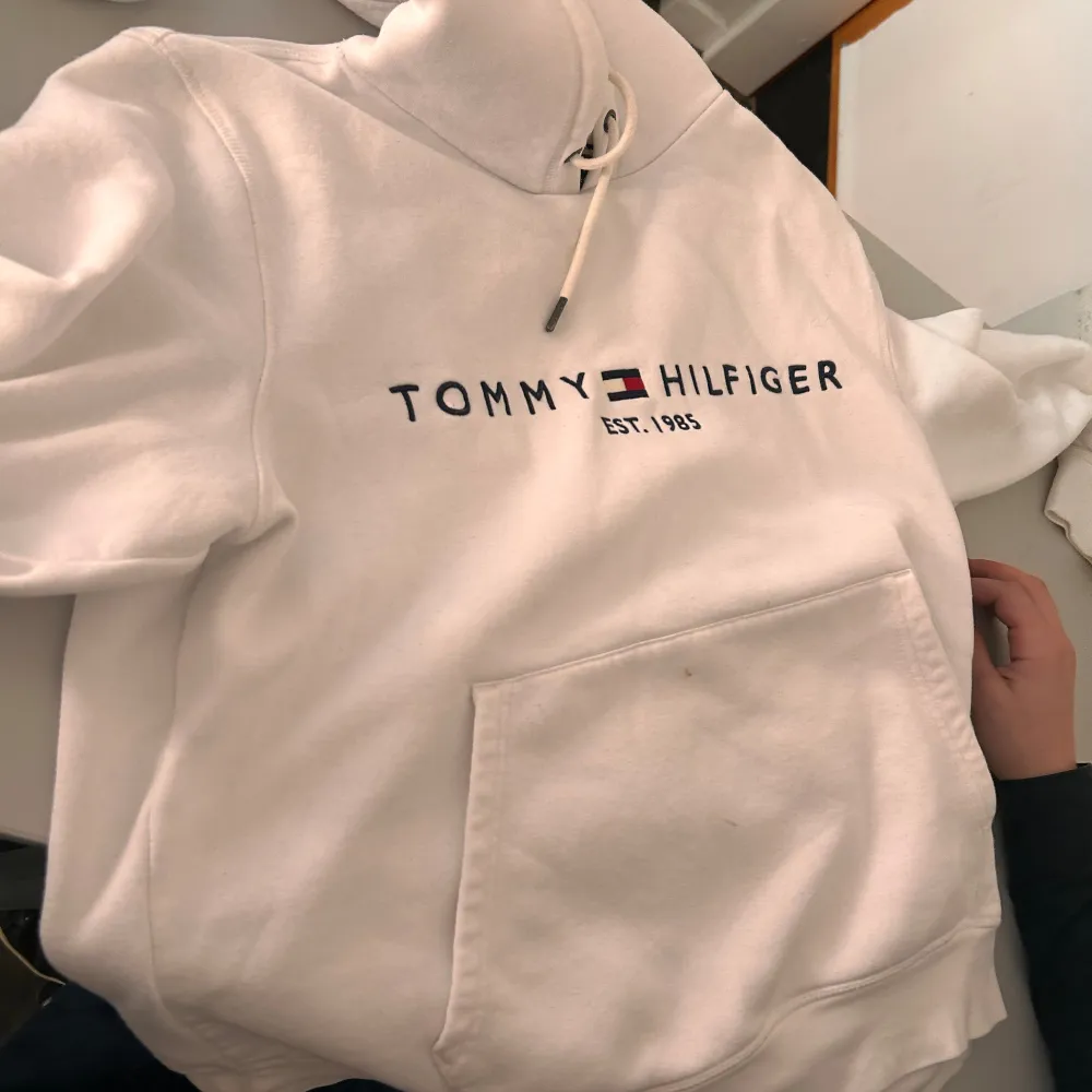 Tommy hilfiger hoodie, senaste ägaren syns på andra bilden ps man får ej med pojken . Blusar.