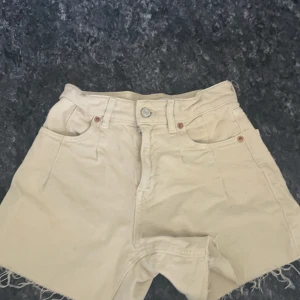 Zara shorts❤️ - Zara shorts i beige💕 Aldrig använt. 