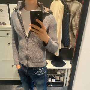 Massimo Dutti cardigan - Säljer denna Massimo dutti carigan i storlek S som är perfekt nu till höst, den är ganska nopprig men de går o får bort. Annars så är den i väldigt bra skick 