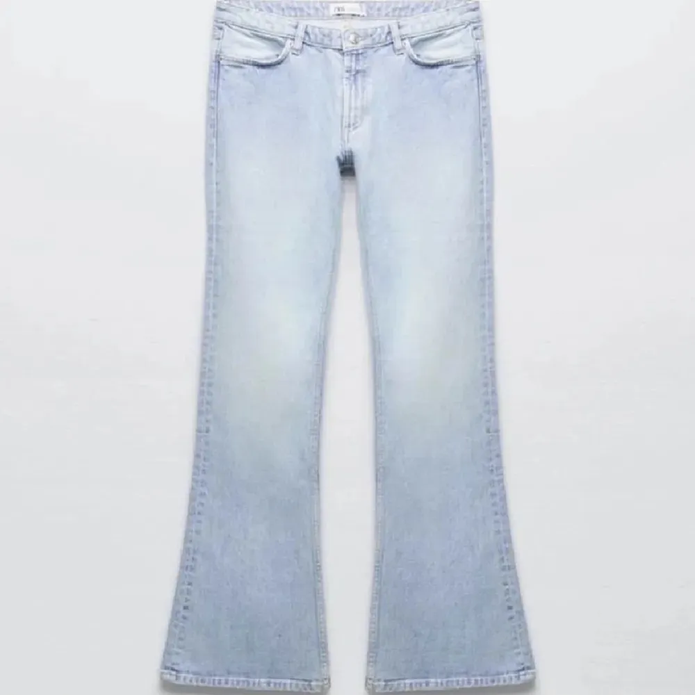 as snygga och populära jeans från zara! jätte bra skick, som nya! säljer då jag har flera lika dana och dem kommer inte till användning💓. Jeans & Byxor.