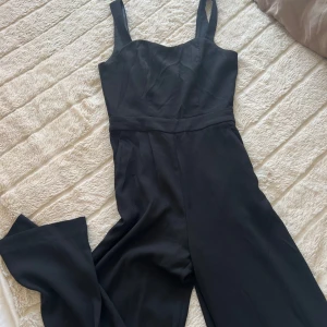 Svart jumpsuit  - En svart jumpsuit från hm i storlek S. Normal i storleken och funkar till långa ben. Inga förslitningar på.