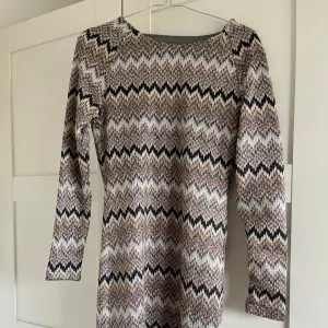 Säljer en superfin klänning med missoni inspererat mönster i svart, beige och brunt. Klänningen är långärmad och perfekt för höst och vinter. Den är både mysig och stilren, perfekt för både vardag och fest!