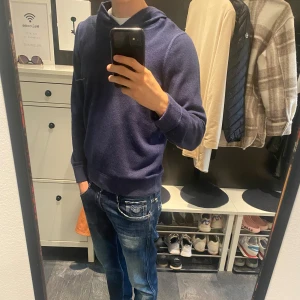 Gran sasso hoddie  - Säljer denna gran sasso hoddie gjord utav casmere i storlek S. Den är i väldigt bra skick bara att gran sasso lappen sitter bara fats med en tråd. Ny pris 2899