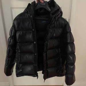 Ralph lauren jacka - Ralph lauren Water-Repellent down jacket Storlek XL Skick 9/10 Ny pris 8000kr, säljs inte längre