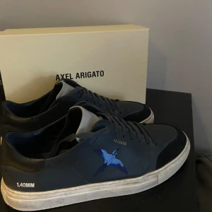 Axel arigato skor - Axel arigato skor i storlek 44 använda få gånger kostar 2500kr ny mitt pris 1199kr kom gärna med pris förslag😃