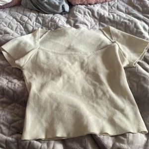 Söt kort armad tröja  - Ny har aldrig använt 