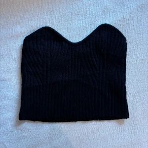 Stickad topp  - Så snygg stickad/ribbad topp som tyvärr aldrig används. Använts fåtal gånger, storlek M och köparen står för frakten 🖤