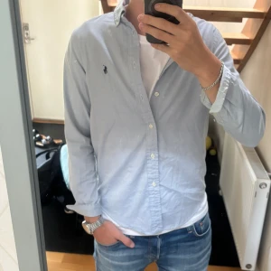 Ralph Lauren Skjorta - Säljer en skön Ralph Lauren skjorta i storlek S. Den är i fint skick, men säljs på grund av att den inte passar. Priset är ej hugget i sten. Hör av dig vid frågor och funderingar. 