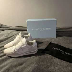 Philippe Model Trainers - Ett par sparsamt använda riktigt schysst Philippe Model skor, storleken är 41. Hör av dig vid frågor och funderingar 