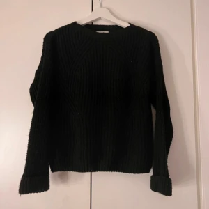 Svart stickad tröja Ullared - Svart stickad tröja köpt troligtvis från Ullared. Märket heter Hailys. Nästan helt oanvänd tröja❣️