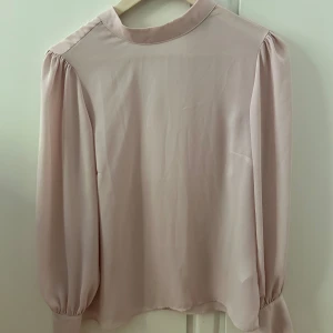 Rosa blus  - Rosa blus från märket Stockh lm som är sparsamt använd och i mycket fint skick. 