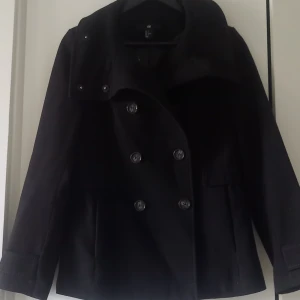 Kapp/jacka - Snygg jacka med större krage som går att knäppa upp i halsen passar höst och vinter 12%viskos 2%elastan 100%polyester