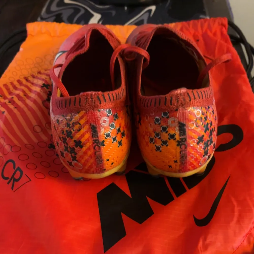 Säljer ett par grymma Nike fotbollsskor i en cool orange och röd färgkombination. Skorna har en snygg snörning och är designade för att ge bra grepp på planen. Perfekta för fotbollsträning eller match! nypris 3149, otroligt svåra att på tag på och glöm inte o fråga ifall d e ngt du undrar eller så😁. Skor.