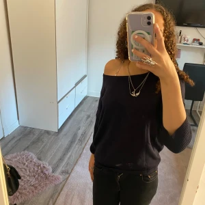 Stickad tröja  - Jätte fin marinblå stickad tröja, tröjan är väldigt tunn, inga defekter änvänd ett fåtal gånger 