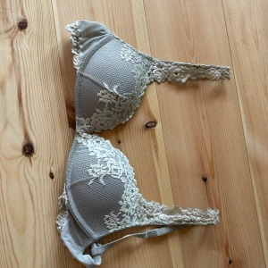 Intimissimi BH - Väldigt fint skick, köptes i mars men endast andvänd ett fåtal gånger då den är för liten. Några få noppror på banden men i övrigt som ny. Köptes för 520 men sälgs för 400