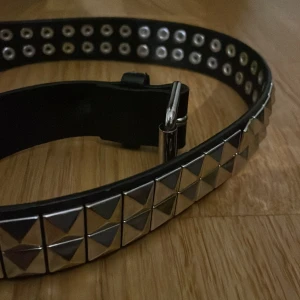 bälte studs  - bälte med studs på två rader. inga skador på bältet bra kvalite