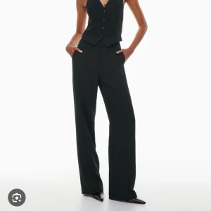 Aritzia wilfred alanya pants - Säljer helt nya Aritzia Wilfred Alanya pants i storlek 4, längd: Regular (small, skulle säga det passar en 36). Prislapp kvar. Köpt via en kompis från usa och de var tyvärr alldeles för stora på mig. Köpt för 1600 inkl frakt.