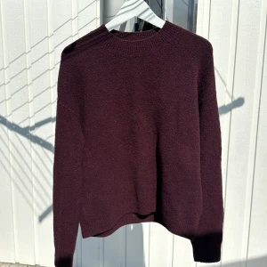 Stickad lila tröja från Other stories - Så fin tröja i bekvämt material. Jag älskar passformen, storlek M men passar även för en S. Säljer pga att jag inte använder den längre. Jag tänker att den är lila men skulle även säga att den är lite åt det vinröda hållet 