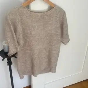 Jätte snygg stickad t shirt. Nästan aldrig använd. Bra passform och passar till mycket saker. 