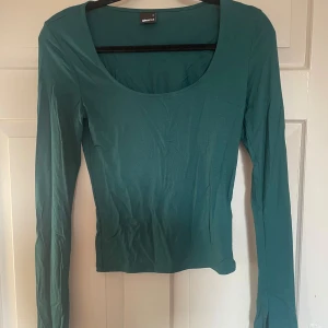 Tröja - Grön tröja från Gina tricot i storlek s, säljer då jag köpte fel färg! Väldigt bra skick. Skriv för fler bilder, du står för frakt