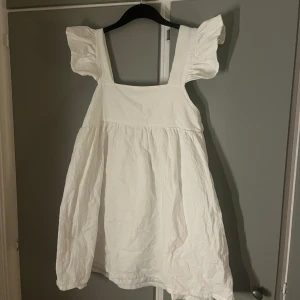 Vit klänning - Vit klänning i linne material 