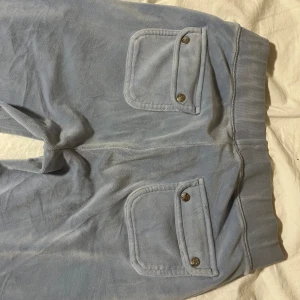 Blåa juicy byxor - Jag säljer mina blåa juicy byxor då de inte längre kommer till andvändndning. De sitter väldigt bra och är väldigt sköna!