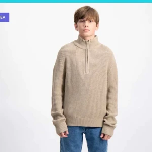 Grunt tröja  - Jag köpte denna tröjan för 1 år sedan och den är knappt använd då jag inte gillar passformen på den. Jag köpte den för 600kr så säljer den för endast 400kr. Frakt ingår ej. 