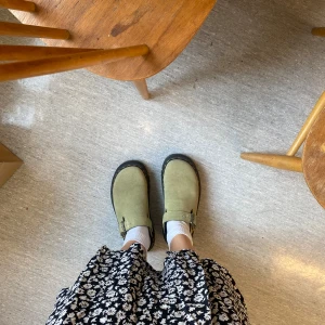 Dr. martens mules zeb zag - Supercoola mules från dr. martens💛 Har använt dom typ två gånger, men säljer fordi det inte är helt min stil! Kult alternativ till birkenstock boston😎