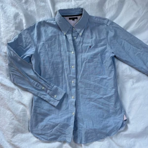 Tommy Hilfiger skjorta  - Tommy Hilfiger womens Skjorta i fint skick. Storlk 10/S. Skriv gärna om du har några frågor!👍