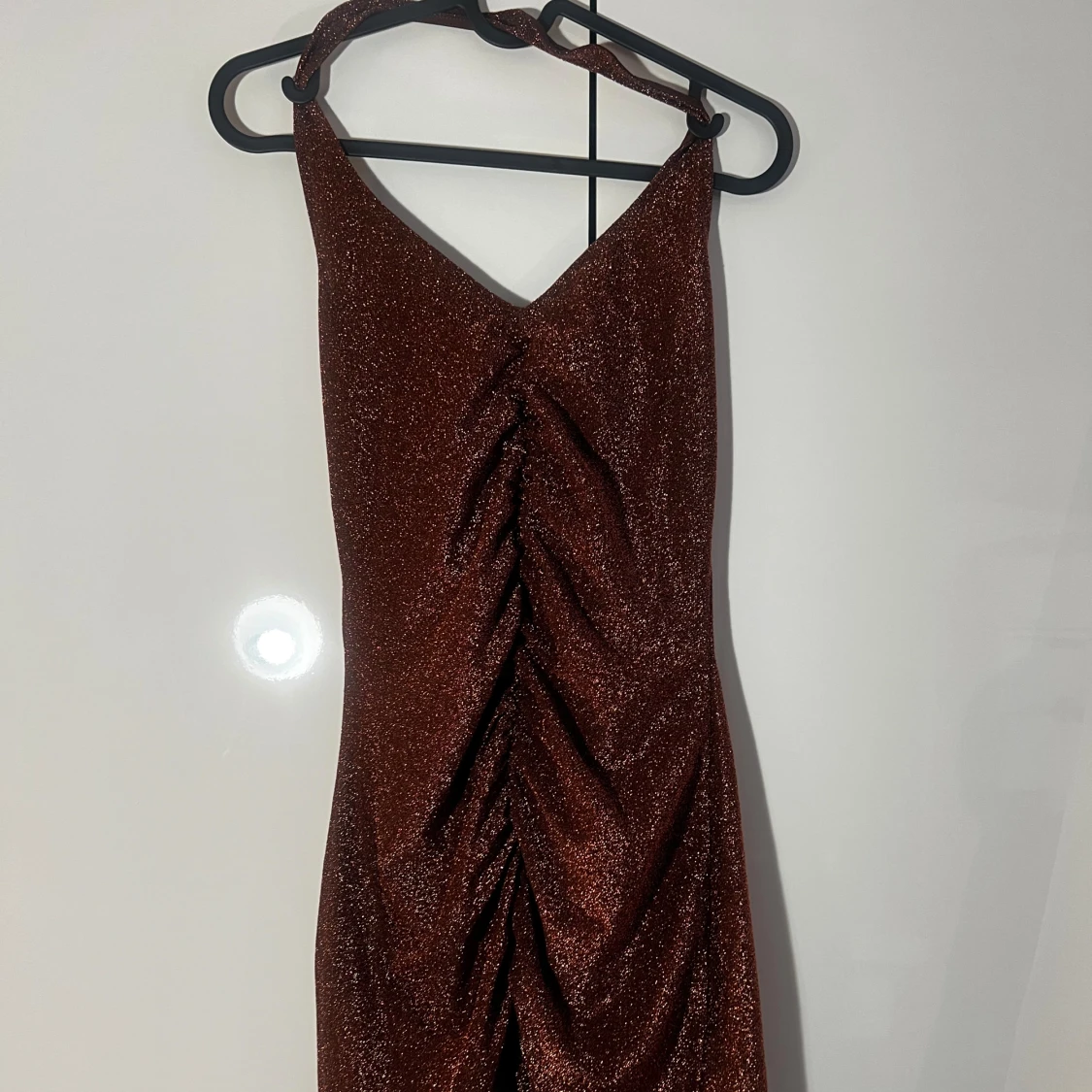 Glittrig halterneck klänning