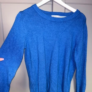 Stickad tröja - Blå stickad tröja från Vila, superbra skick då jag nästan aldrig använt den. 