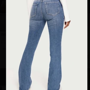 Jeans  - Supersnygga jeans från VeroModa i längd 32, superbra skick!💘🙏🏼nypris 500kr