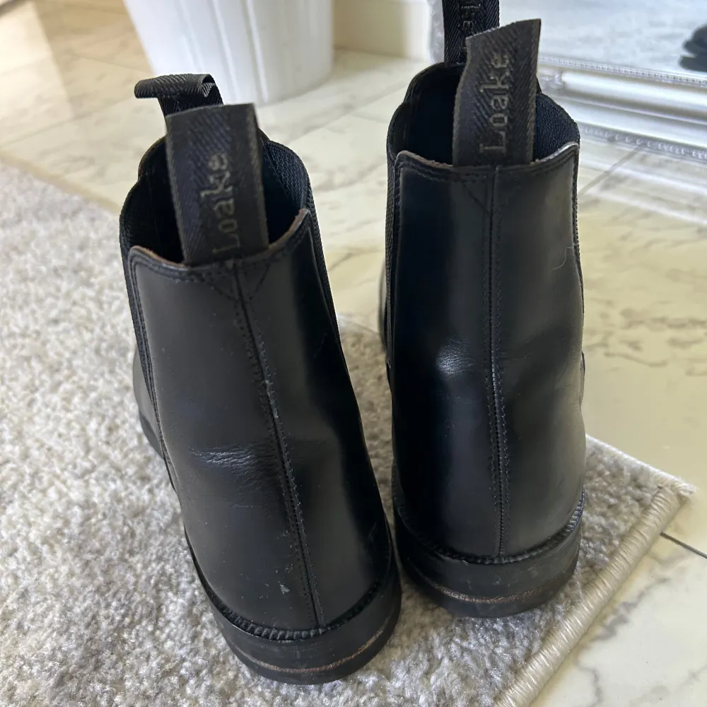 Stilrena chelsea boots från Loake i kalvläder, perfekt för vintern/höst. Användes större delen av hösten. Skor.