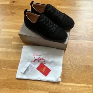 Louboutin skor  - Louboutin skor (Finns i Svart, Blå och Grå) (Finns i stl 38-48) In o följ @Swe_no.1plug på Instagram  För mer kläder och skor  Skriv i DM för mer information