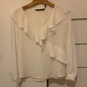 Volang blus - Vit blus från zara i storlek L men sitter mer som S-M! Säljer då den inte används 