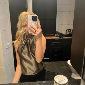 GRÖN SATIN TOPP - Såååå snygg men har inte kommit till så mycket användning så toppen är i nyskick!! 💚 Vid snabb affär kan priset diskuteras privat 