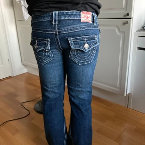 True religion low waist bootcut jeans  - True religon low waist bootcut jeans. Storlek 29. Innerbenslängd ca 71 cm