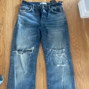 Zara jeans  - Såå snygga zara jeans med hål i, storlek 34 passar mig som är 170 cm❣️❣️