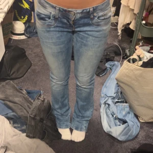 Ltb jeans valerie - Jag säljer dessa jättefina valerie ltb jeansen då de tyvärr itne används!! De är i ett bra skick och inre anvönda så mycket💕