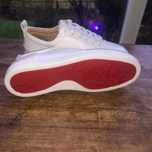 Louboutin - Säljer mina loubs då jag bara använt dom en gång för dom är inte min stil. Inga tecken på användning🔥 pris kan diskuteras vid snabb affär💯
