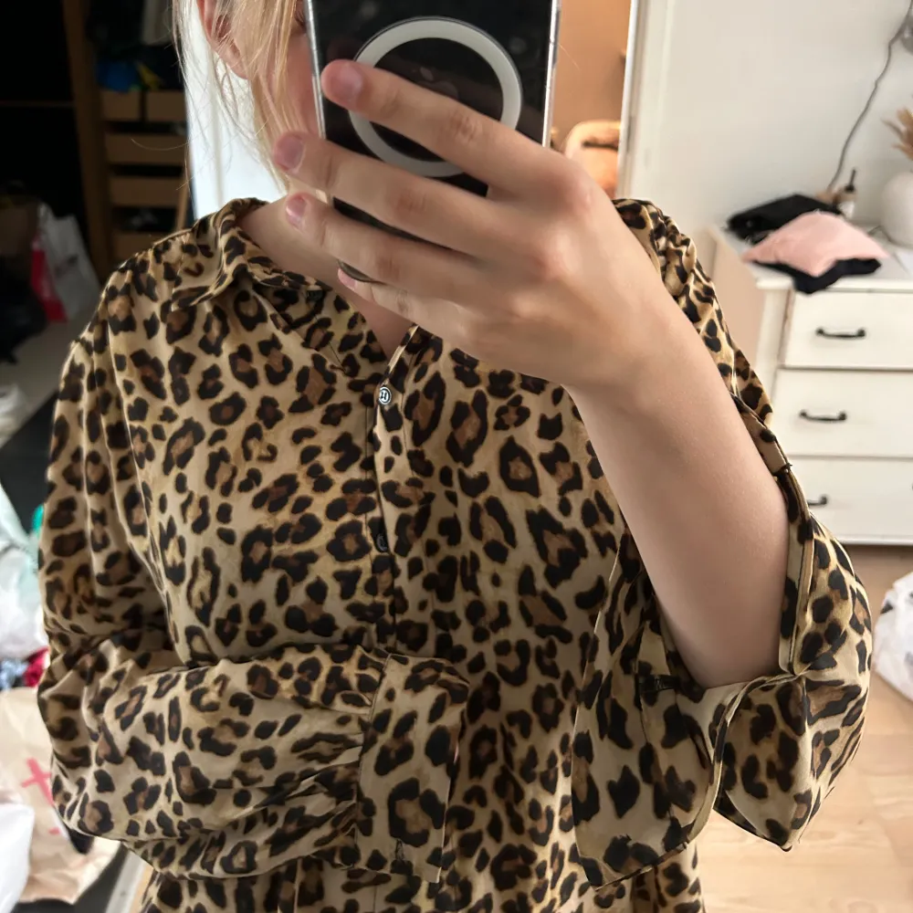 Trendig Leopard blus använd någon gång, storlek M.. Blusar.