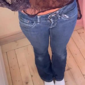 Lågmidjade jeans - Lågmidjade bootcut jeans💕💕jättebra skick köpta här på plick, första bilden är från förra ägaren💕de sista är mina, jag är 165 som referens💕midja 66 cm, längd 81 cm