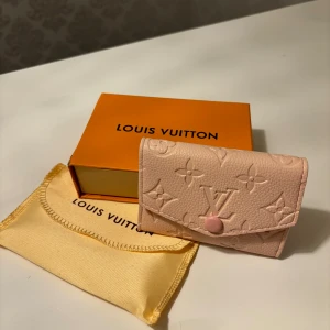 Korthållare  - Liten söt korthållare med myntfack i med dragkedja. Inklusive kartong och dustbag 