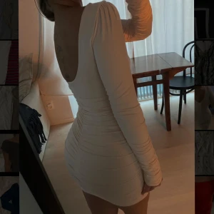 Oh Polly klänning - Ljusrosa klänning från Oh Polly, öppen rygg och square urringning! 🤍 Pris ej inkl. frakt, kan även mötas upp i Stockholm! 