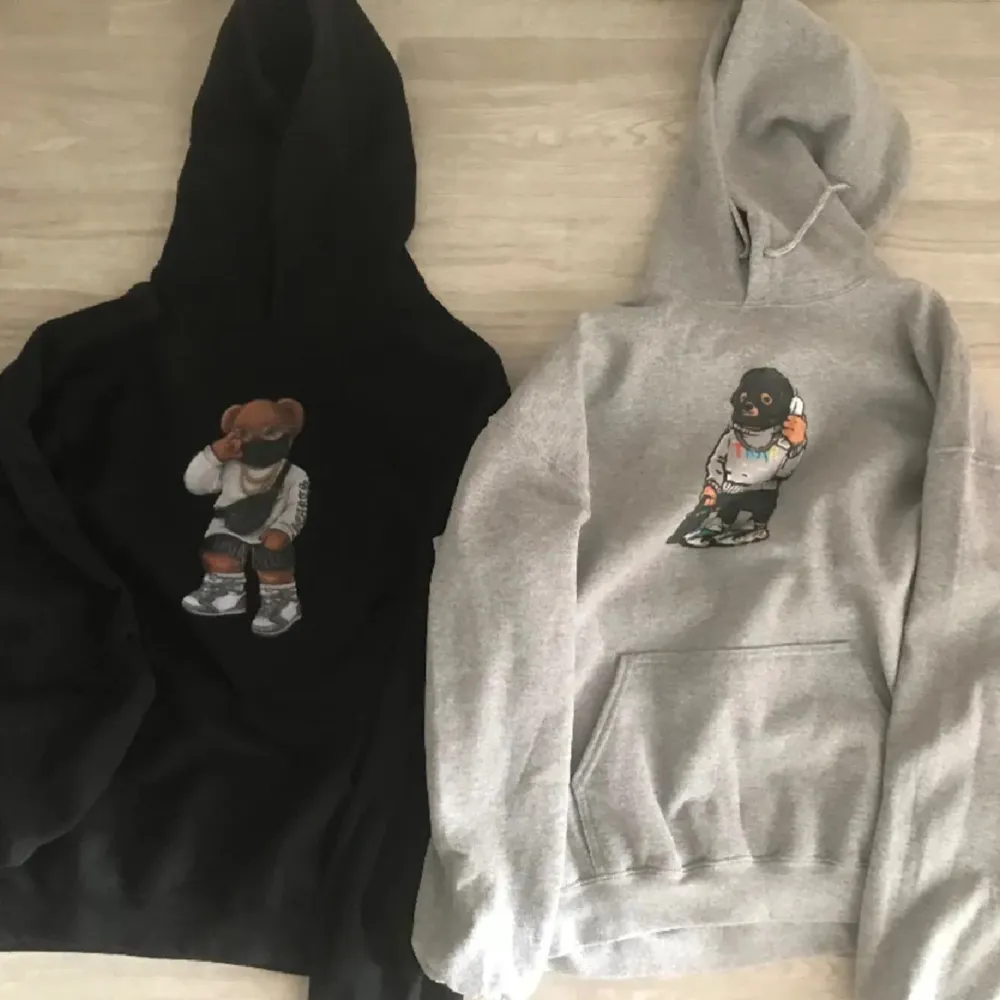 Hejsan,  Säljer två styckna fashion bear hoodie som jag endast använt typ 1-2 gånger (Storlek M) (Fint skick) . Nypris på båda låg runt 2000kr. Och jag säljer båda för endast 500kr eller 300kr/st.  Hör av er vid fler frågor 😊 . Hoodies.